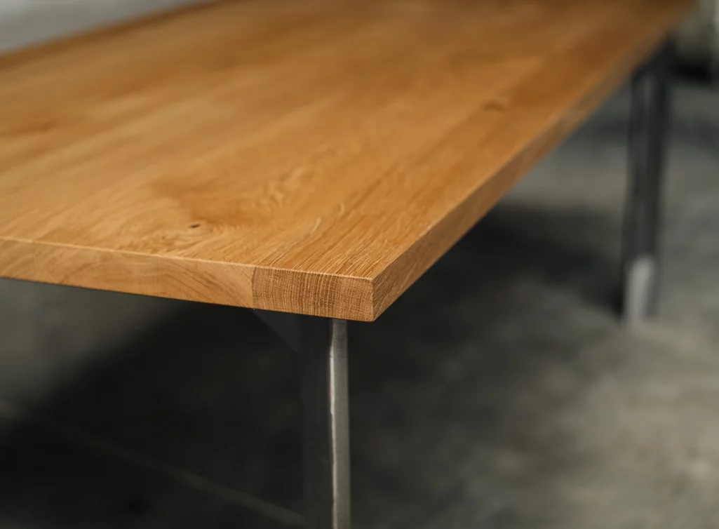 Massivholz Esstisch aus Eiche mit geraden Kanten gefertigt Massivholz Esstisch aus Eiche mit geraden Kanten gefertigt