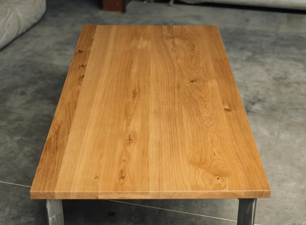 Esstisch mit Stahlgestell und Echtholzplatte mit leichtem Astanteil Esstisch mit Stahlgestell und Echtholzplatte mit leichtem Astanteil