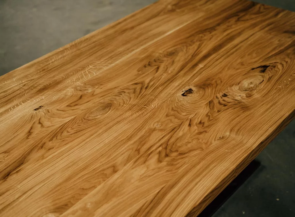 Tisch mit Mittelfuß Gestell - Tischplatte aus astreicher Eiche gefertigt Tisch mit Mittelfuß Gestell - Tischplatte aus astreicher Eiche gefertigt