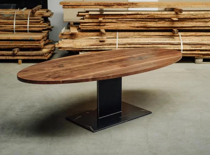 Nussbaum Esstisch oval mit massiver Echtholzplatte und Stahl-Tischuntergestell