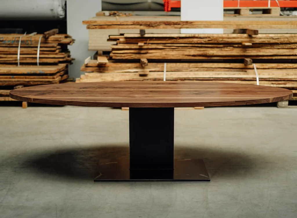 Esstisch aus Nussbaum massiv mit ovaler Tischplatte - UAL47-T