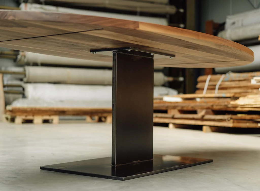 Nussbaum Esstisch oval mit Mittelfuß Tischuntergestell aus Metall