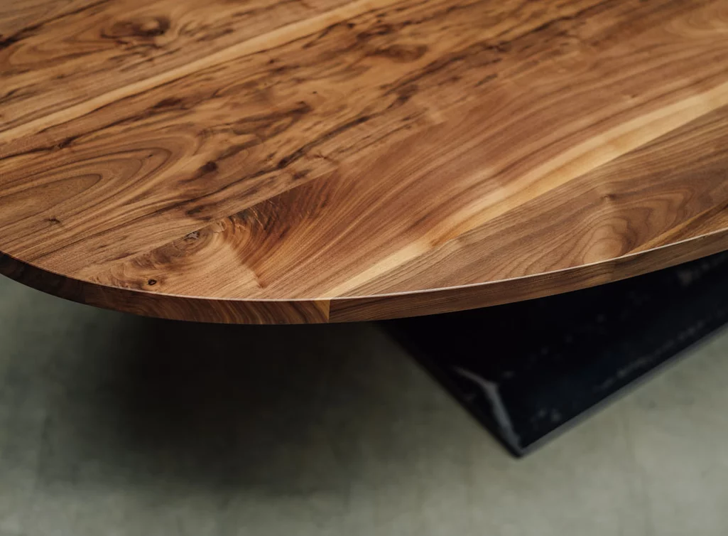 Ovaler Nussbaum Tisch mit geraden Kanten und Stahl-Tischuntergestell