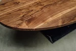 Ovaler Nussbaum Tisch mit geraden Kanten und Stahl-Tischuntergestell