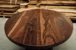 Ovaler Esstisch aus Nussbaum massiv mit Stahlgestell - Tischplatte mit Astanteil