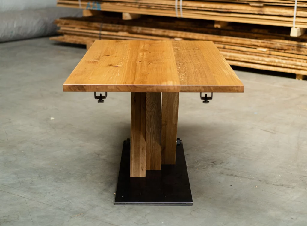 Esstisch nach Maß mit einem Mittelfuß aus Eichenholzbalken und Stahl gefertigt