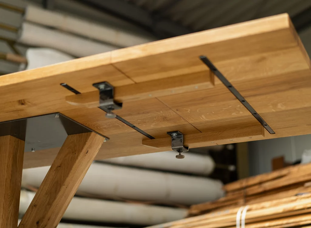 Massivholz Esstisch mit Ansteckplatte aus Eiche verbunden durch Holz-Steckarme