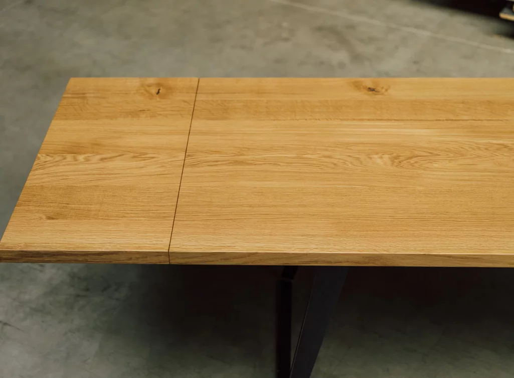 Massiver Esstisch aus Eiche mit Ansteckplatte nach Maß