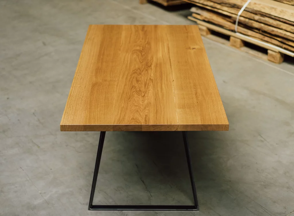 Eiche Massivholz Tisch nach Maß mit filigranen Tischkufen gefertigt