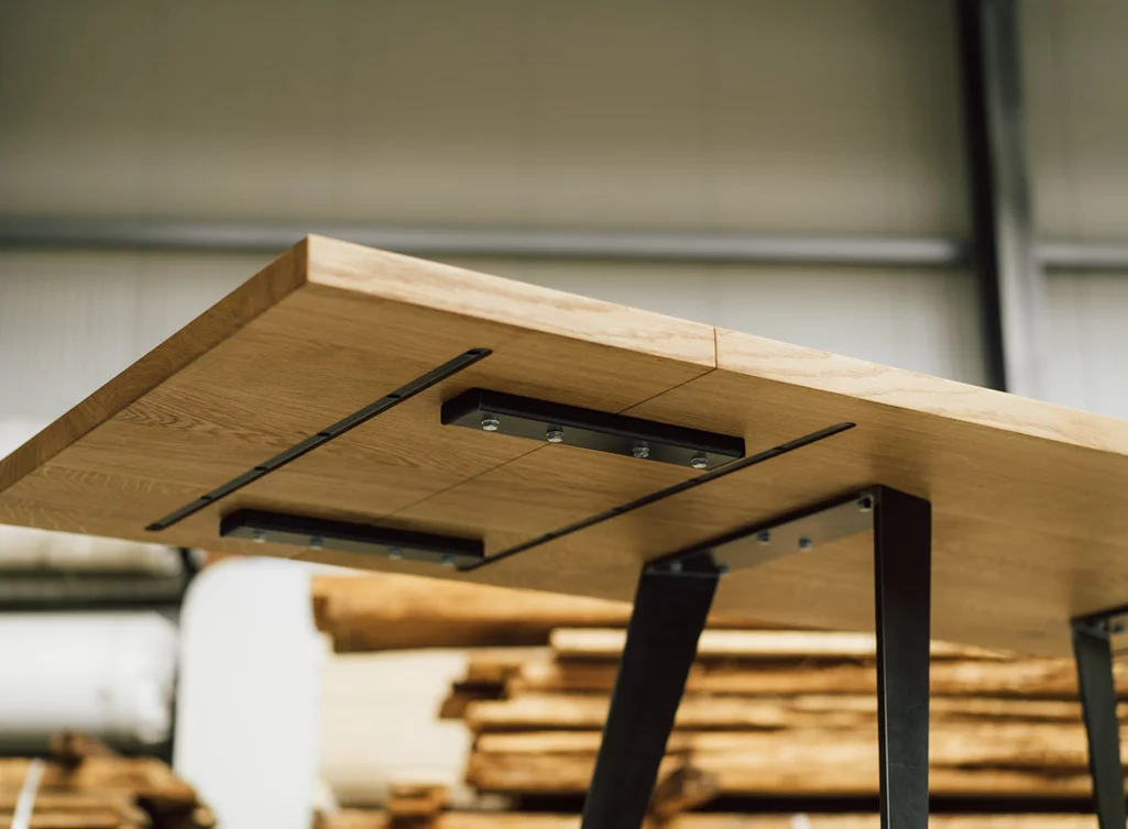 Echtholz Eiche Esstisch verlängerbar - Abbildung mit Stahl-Profilen