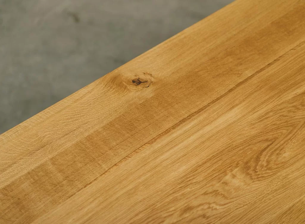 Massiver Esstisch aus Eiche mit Ansteckplatte - Massivholz mit leichtem Astanteil