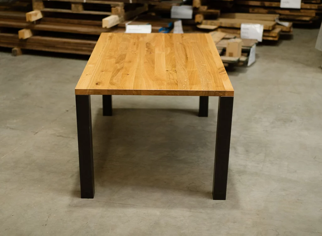 Eichenholz Tisch nach Maß mit Tischbeinen aus Stahl