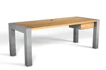 Schreibtisch nach Maß aus Eichenholz kombiniert mit Stahlbeinen.