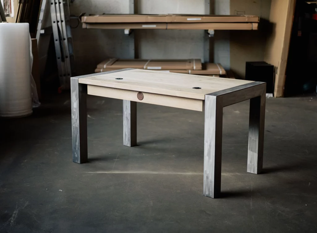 Rückseitenansicht Eiche Massivholz Schreibtisch in Weiss-Wash