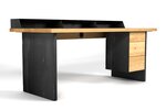 Schreibtisch modular aus Eiche und Stahl im Industriedesign gefertigt.