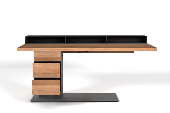 Schreibtisch Massivholz kombiniert mit einem Stahlgestell.