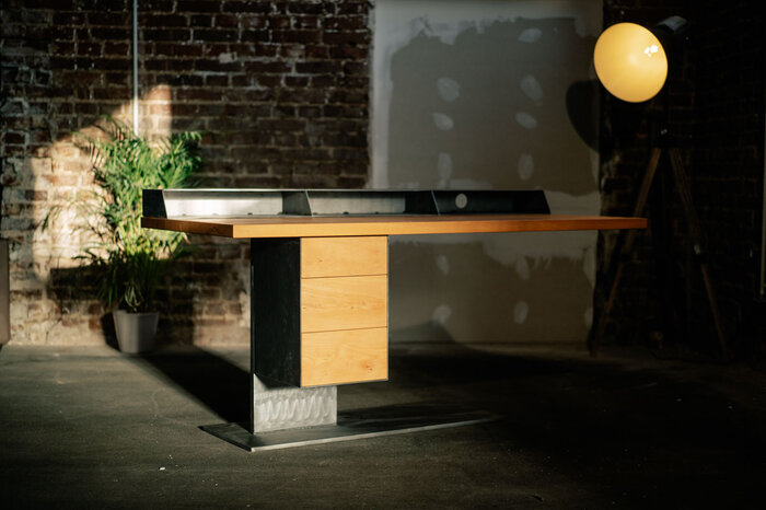 Design Schreibtisch aus Buchenholz massiv mit einem Stahlmittelfuß nach Maß.