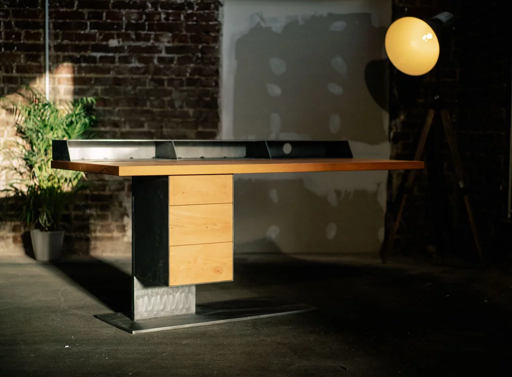 Design Schreibtisch aus Buchenholz massiv mit einem Stahlmittelfuß nach Maß. Design Schreibtisch aus Buchenholz massiv mit einem Stahlmittelfuß nach Maß.