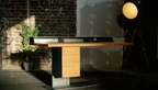 Design Schreibtisch aus Buchenholz massiv mit einem Stahlmittelfuß nach Maß.