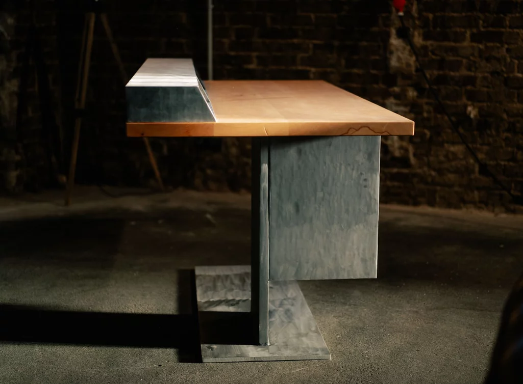 Schreibtisch Buche massiv mit Ast- und Splintholzanteil auf Maß. Schreibtisch Buche massiv mit Ast- und Splintholzanteil auf Maß.