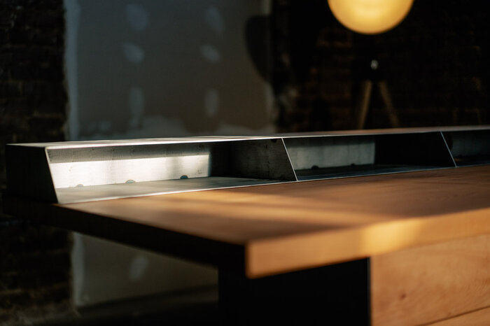 Detailansicht: Schreibtisch Massivholz mit einem Bildschirmständer aus Stahl