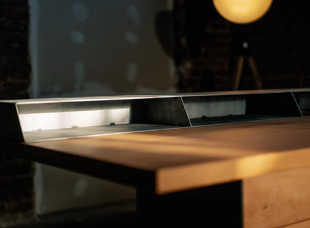 Detailansicht: Schreibtisch Massivholz mit einem Bildschirmständer aus Stahl Detailansicht: Schreibtisch Massivholz mit einem Bildschirmständer aus Stahl