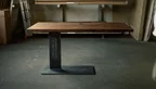 Schreibtisch aus Nussbaumholz Abbildung ohne Schubladencontainer