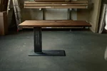 Schreibtisch aus Nussbaumholz Abbildung ohne Schubladencontainer