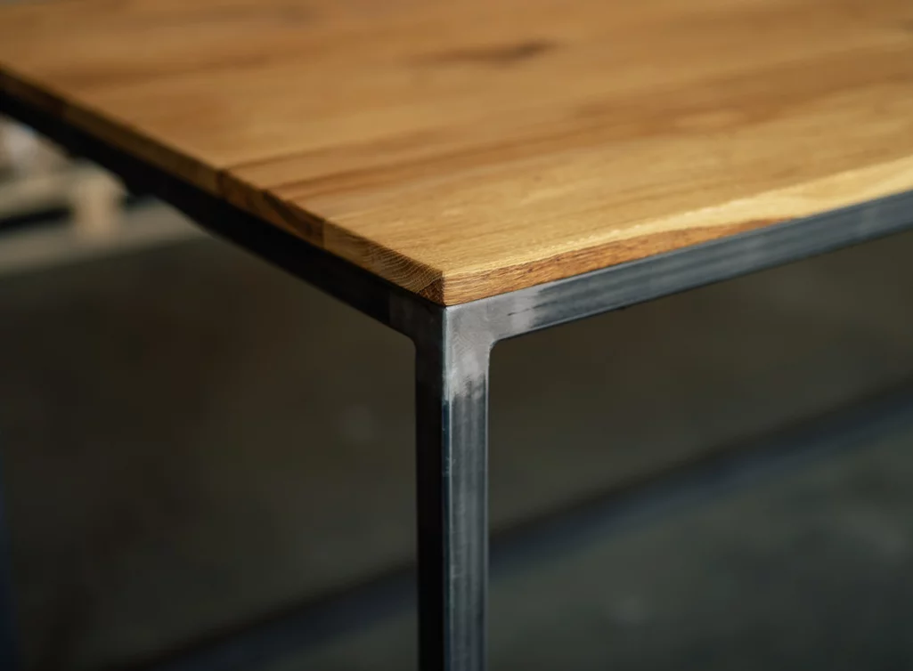 Schreibtisch aus Eichenholztischplatte auf filigranem Stahlgestell nach Maß