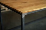 Schreibtisch aus Eichenholztischplatte auf filigranem Stahlgestell nach Maß