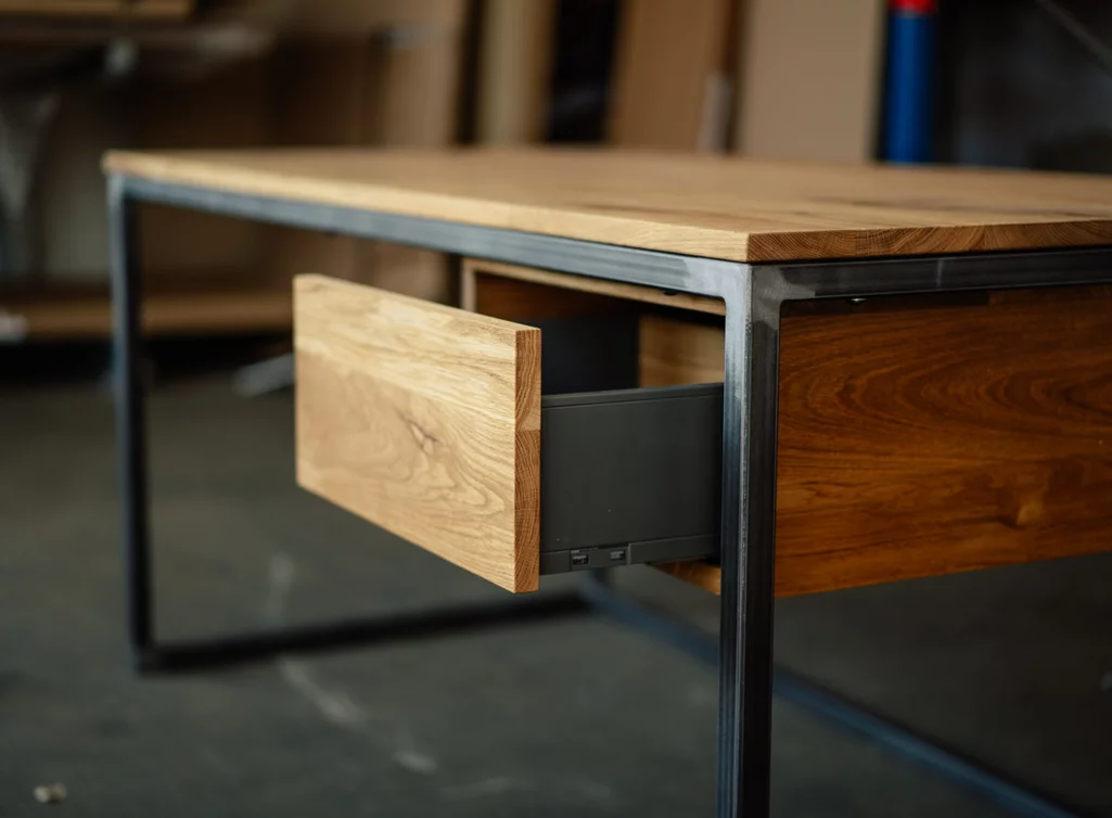 Abbildung Eiche Schreibtisch C25B konfiguriert mit Schublade