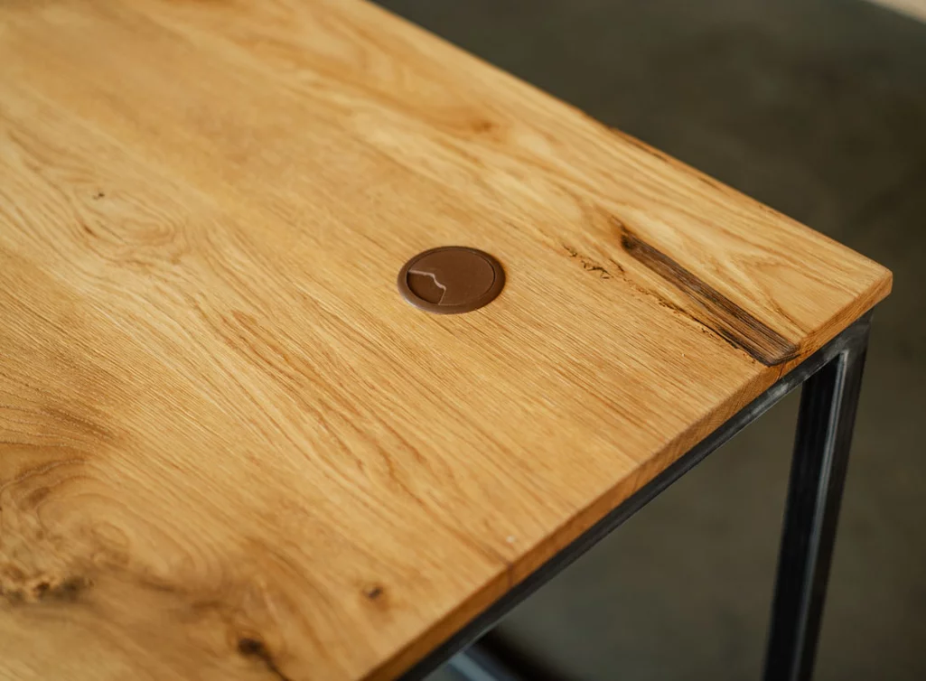 Eiche Schreibtisch mit Stahlgestell und Kabeldurchlass konfigurierbar