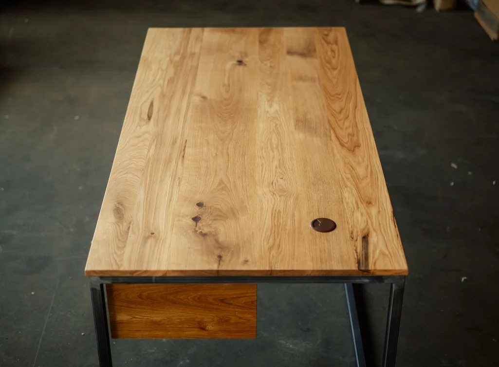 Detailansicht Eichenholz Schreibtischplatte C25B mit Ast- und Splintholzanteil