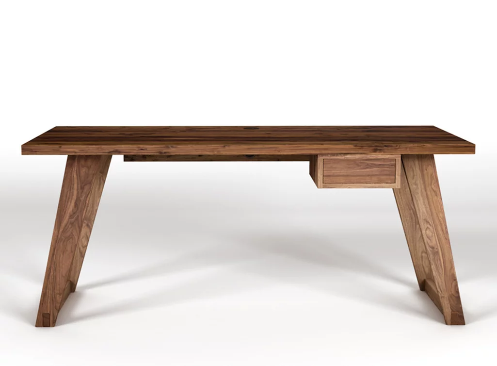 Schreibtisch nach Maß aus edlem Nussbaum mit verschiedenen Ausstattungsmöglichkeiten.