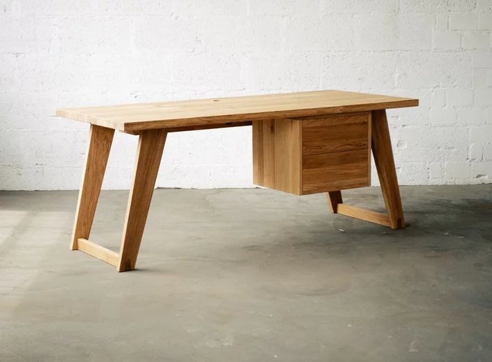 Maß Schreibtisch Eiche aus Massivholz mit charakterstarkem Astanteil gefertigt.