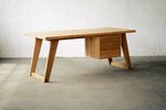 Maß Schreibtisch Eiche aus Massivholz mit charakterstarkem Astanteil gefertigt.