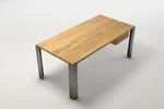 Eichenholz-Schreibtisch aus charakteristischem Ast- und Splintholz gefertigt