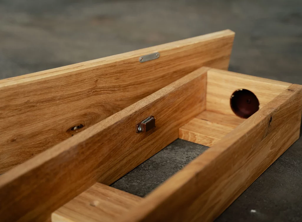 Echtholz Eiche Kabelkanal nach Maß mit Kabeldurchlass ausgestattet