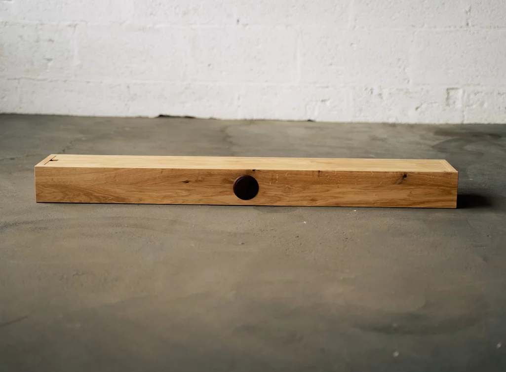 Kabelkanal aus Eiche mit Unterseitenplatte massiv befestigt durch Magnete