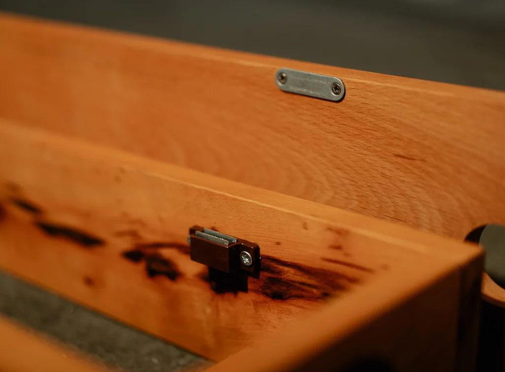 Tisch-Kabelkanal aus Buchenholz mit Magnet für Befestigung der Unterseitenplatte