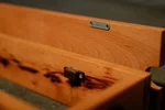 Tisch-Kabelkanal aus Buchenholz mit Magnet für Befestigung der Unterseitenplatte