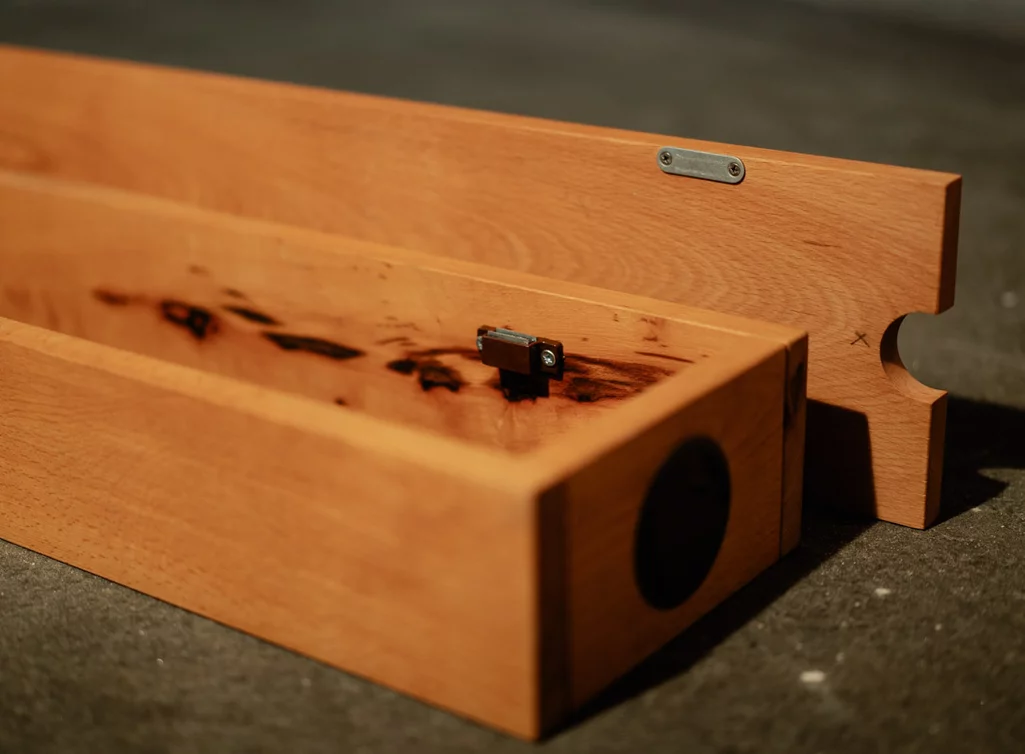 Massiver Schreibtisch Kabelkanal aus dem Holz der Buche mit Kabeldurchlässen