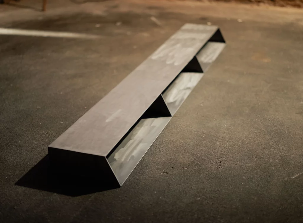 Monitor Podest aus massivem Stahl mit drei Fächer