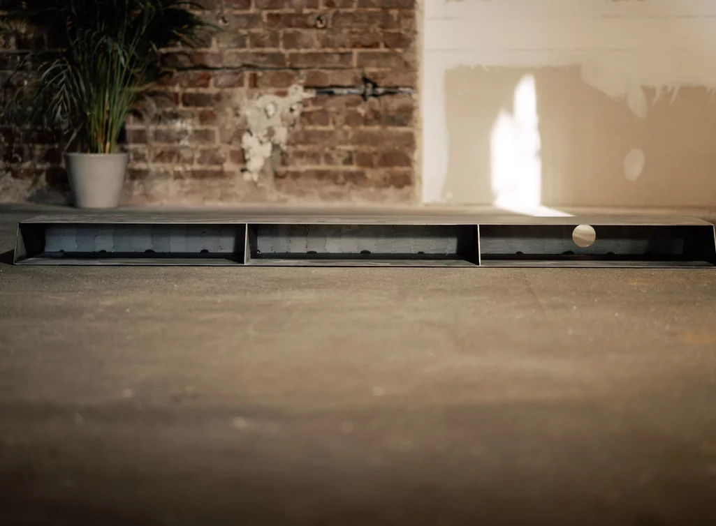 Massiv gefertigter Bildschirmständer aus Stahl mit Kabeldurchlass