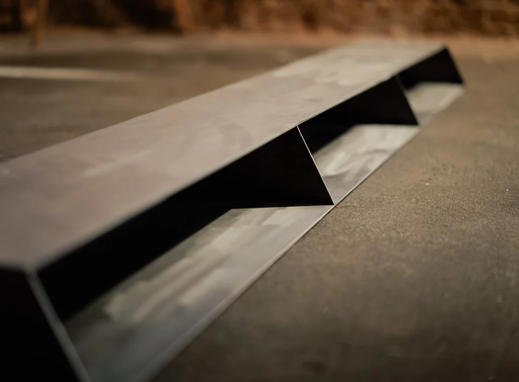 Massive Bildschirmerhöhung für Dein Schreibtisch - Abbildung in Blankstahl