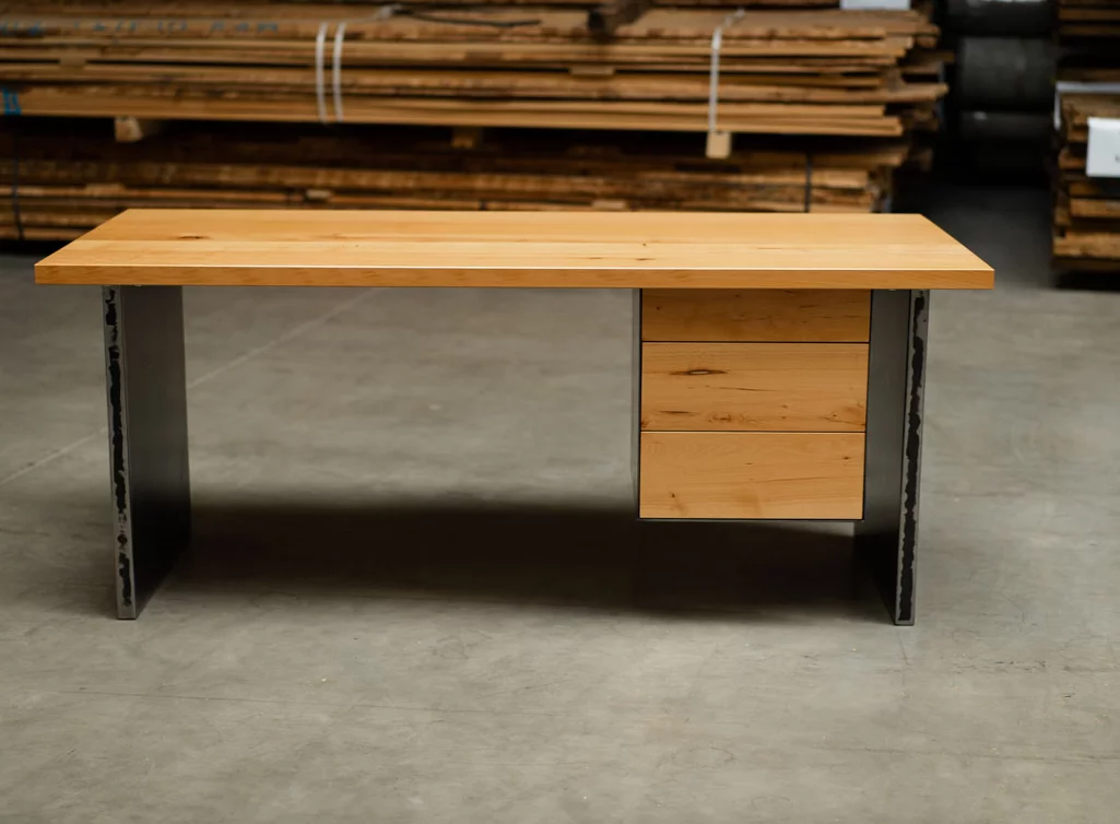 Echtholz Schreibtisch aus Buche massiv mit Astanteil nach Maß Echtholz Schreibtisch aus Buche massiv mit Astanteil nach Maß