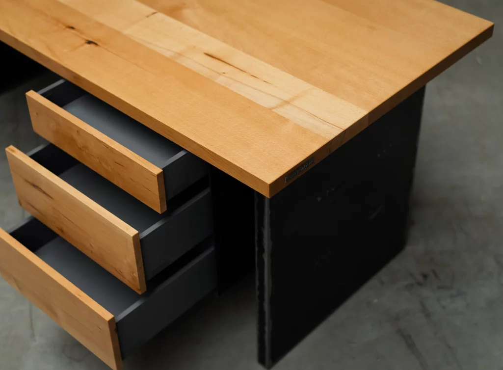 Echtholz Schreibtisch aus Buche mit bis zu drei Schubladen konfigurierbar Echtholz Schreibtisch aus Buche mit bis zu drei Schubladen konfigurierbar