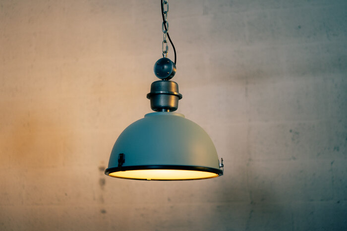 Stylische Fabriklampe im Industriedesign Farbe hellblau.