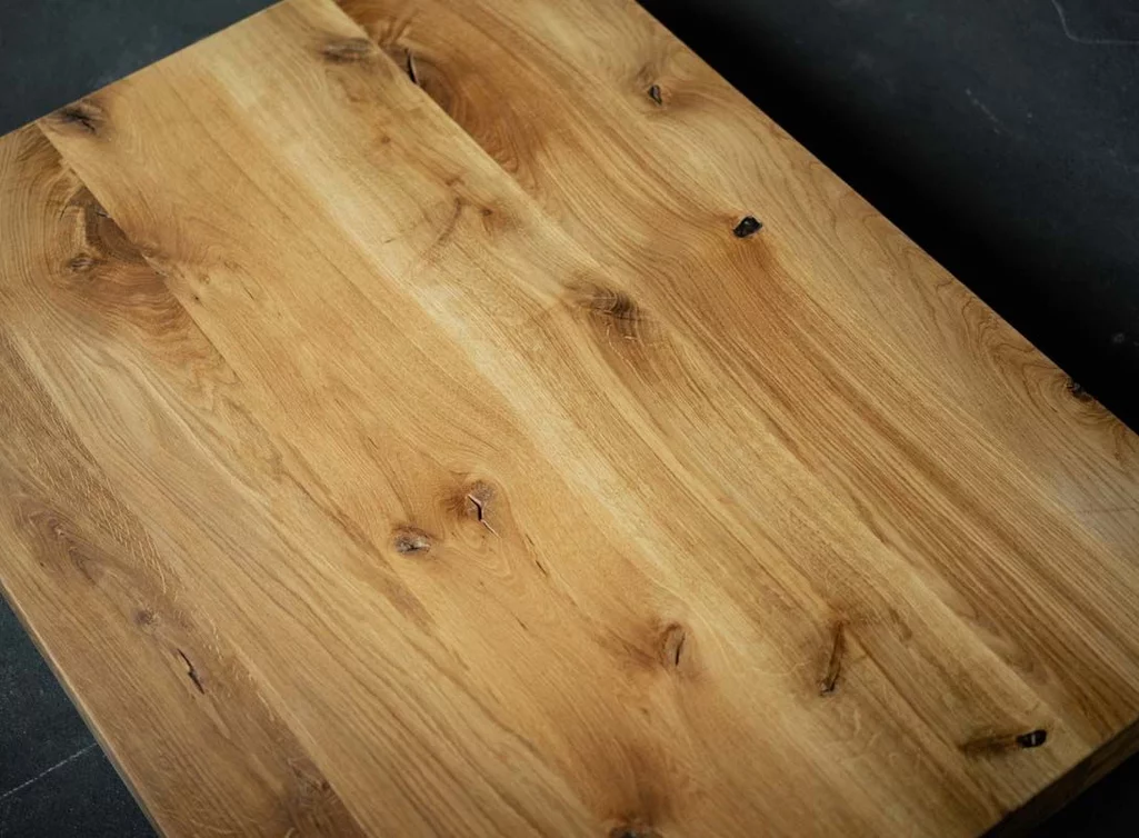 Detailansicht Eichenoberfläche mit charakteristischem Ast- und Splintholzanteil