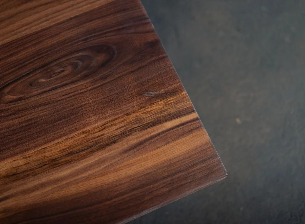 Nussbaum Tischplatte mit leichter Beschädigung auf Oberseite